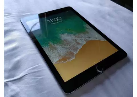 iPad Air 32GB 1st Generation Cracked Screen